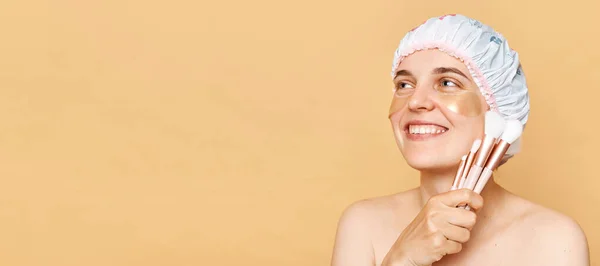 Piękne Uśmiechnięta Dziewczyna Gospodarstwa Makijaż Szczotki Twarzy Używać Czepek Prysznicowych — Zdjęcie stockowe
