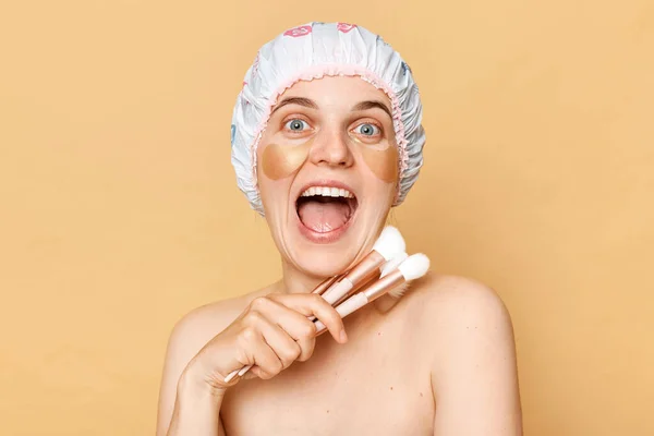 Podekscytowana Kobieta Trzyma Makijaż Szczotki Twarzy Używać Czepka Aby Utrzymać — Zdjęcie stockowe
