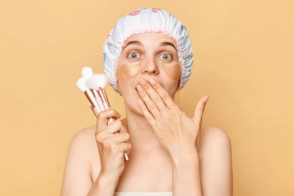 Mujer Sorprendida Haciendo Maquillaje Sosteniendo Cepillos Polvo Posando Con Parches — Foto de Stock