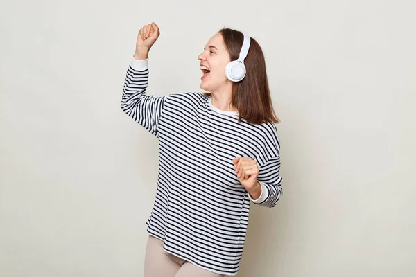 Äußerst Glückliche Braunhaarige Frau Gestreiftem Hemd Posiert Isoliert Vor Grauem — Stockfoto