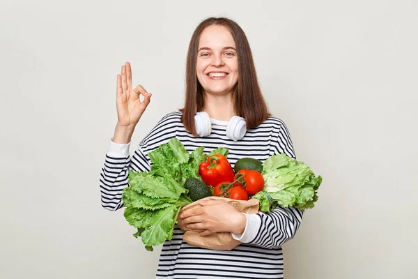 Leende Glad Kvinna Omfamnar Färska Grönsaker Poserar Isolerade Över Vit — Stockfoto