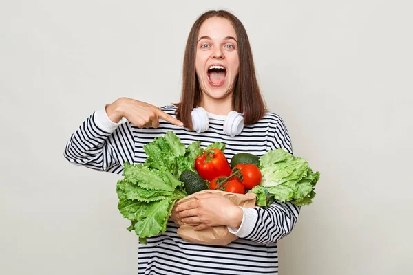 Fantastiska Glada Glad Kvinna Omfamnar Färska Grönsaker Poserar Isolerade Över — Stockfoto