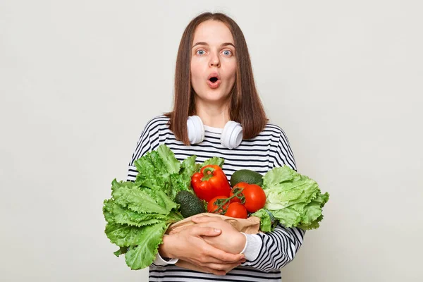 Здоровое Избиение Полезная Еда Удивительная Удивленная Женщина Обнимает Свежие Овощи — стоковое фото