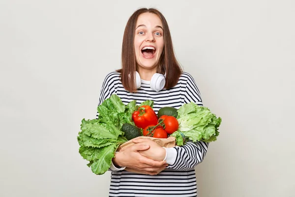 Lycklig Positiv Kvinna Omfamnar Färska Grönsaker Och Skrattar Uttrycker Lycka — Stockfoto