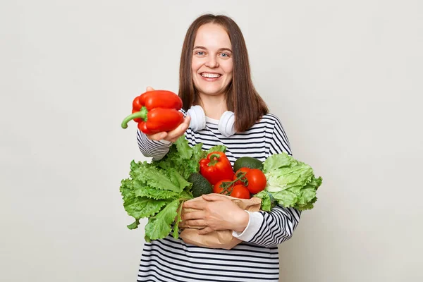 Симпатичная Красивая Здоровая Женщина Обнимает Свежие Овощи Позировать Изолированы Белом — стоковое фото