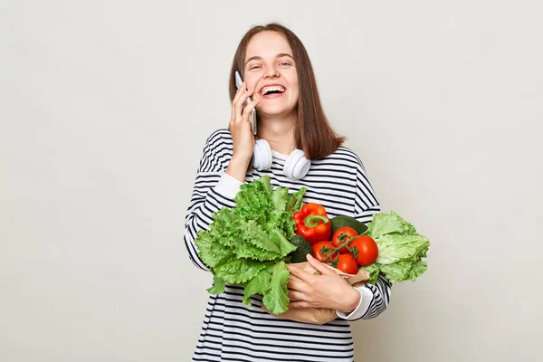 Glad Skrattande Kvinna Omfamnar Färska Grönsaker Poserar Isolerad Över Vit — Stockfoto