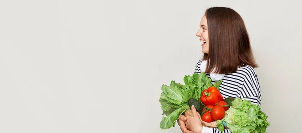 Привлекательная Женщина Обнимает Свежие Овощи Позируя Изолированно Белом Фоне Отводя — стоковое фото