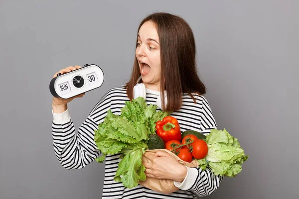 Dags Att Äta Hälsosamt Överraskad Kvinna Omfamnar Färska Grönsaker Poserar — Stockfoto