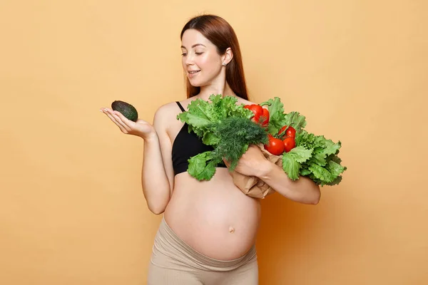 Esperando Madre Sosteniendo Aguacate Alimentación Saludable Durante Embarazo Mujer Embarazada — Foto de Stock