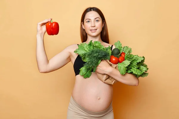 Zdravá Brunetka Těhotná Žena Zahrnuje Čerstvou Zeleninu Pózovat Izolované Přes — Stock fotografie