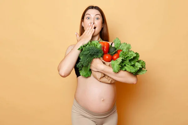 Έκπληκτη Έγκυος Γυναίκα Πελάτης Αγκαλιάζει Φρέσκα Λαχανικά Θέτουν Απομονωμένα Πάνω — Φωτογραφία Αρχείου