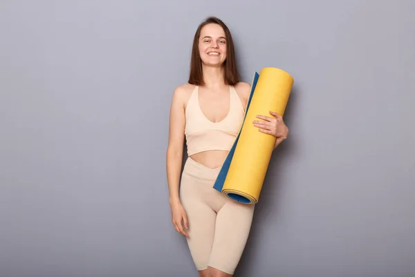 Glimlachende Vrolijke Sportvrouw Houdt Yoga Mat Geïsoleerd Grijze Achtergrond Doen — Stockfoto