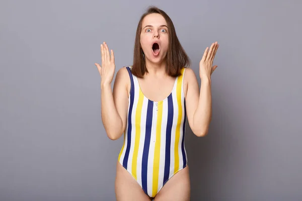 Zszokowana Zaskoczona Kobieta Pasiastym Stroju Kąpielowym Stojąca Szarym Tle Krzycząca — Zdjęcie stockowe