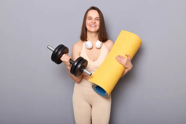 Wanita Atletik Ceria Dengan Tikar Yoga Dan Dumbel Yang Berpose — Stok Foto
