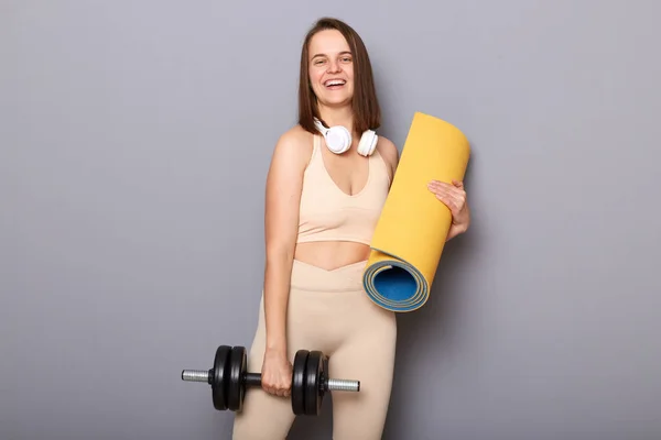 Délicieuse Femme Souriante Avec Tapis Yoga Haltère Posant Isolé Sur — Photo