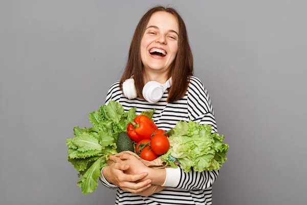 Grön Kost Hälsosamt Leverne Skrattande Kvinna Som Håller Grönsaker Isolerade — Stockfoto