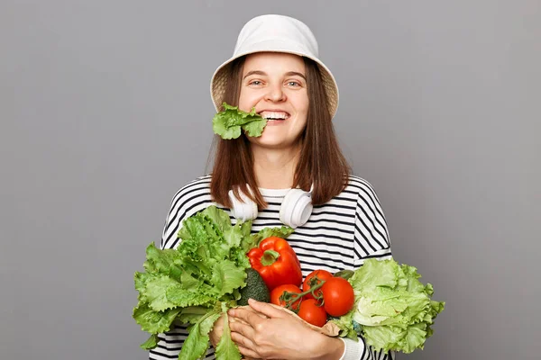 Glad Positiv Kvinna Som Håller Grönsaker Isolerade Över Grå Bakgrund — Stockfoto