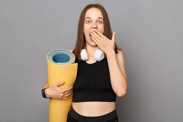 Surpris Femme Choquée Debout Portant Tapis Yoga Isolé Sur Fond — Photo