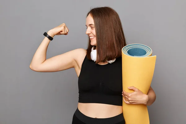 Sterke Tevreden Vrouw Staande Dragen Yoga Mat Opgeheven Arm Tonen — Stockfoto
