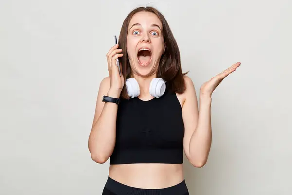 Wanita Bersemangat Mengenakan Atasan Hitam Dengan Headphone Berdiri Isolted Atas — Stok Foto