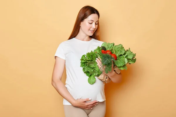 Gröna Stormarknader Grönsaker För Prenatal Hälsa Leende Gravid Kvinna Som — Stockfoto