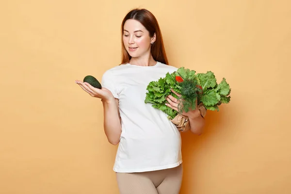 Söt Vacker Kaukasisk Gravid Kvinna Som Håller Färska Grönsaker Poserar — Stockfoto