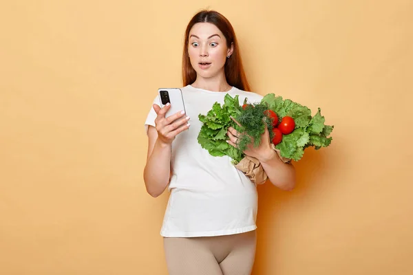 Chockad Förvånad Förvånad Gravid Kvinna Som Håller Färska Grönsaker Poserar — Stockfoto