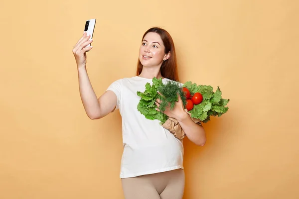 Beautiful Attractive Pregnant Woman Holding Fresh Vegetables Posing Isolated Beige — Stock Photo, Image