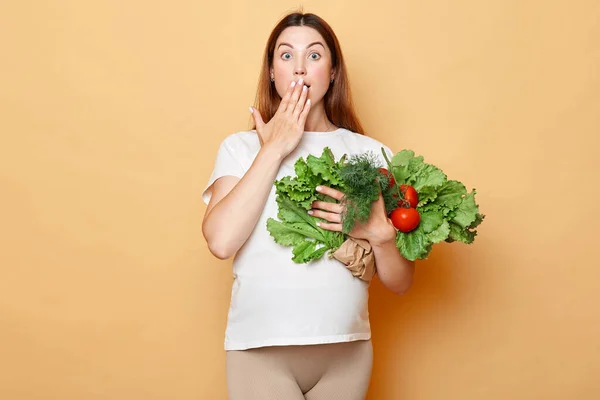 Chockad Gravid Kvinna Som Håller Färska Grönsaker Poserar Isolerade Över — Stockfoto