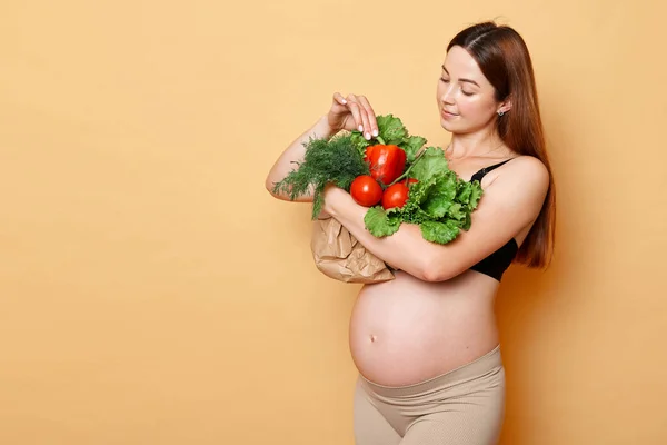 Atractiva Mujer Embarazada Con Vientre Desnudo Sosteniendo Verduras Frescas Posando — Foto de Stock
