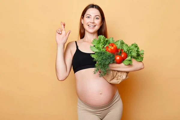 Usmívající Krásná Těhotná Žena Drží Čerstvou Zeleninu Pózovat Izolované Přes — Stock fotografie