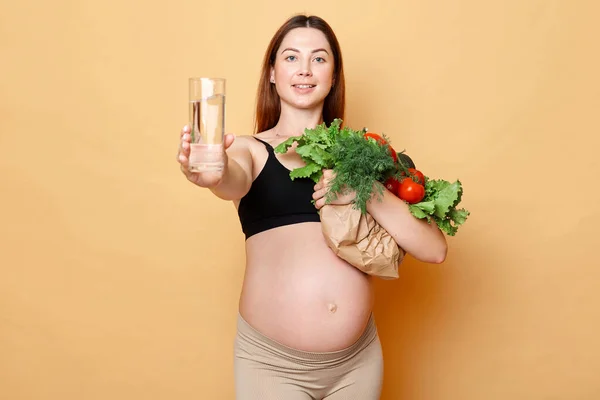 Mujer Embarazada Adorable Negro Con Vientre Desnudo Sosteniendo Verduras Frescas — Foto de Stock