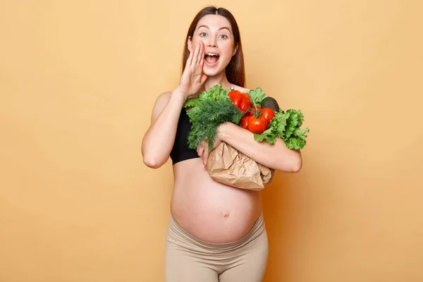 Mladá Dospělá Těhotná Žena Drží Čerstvou Zeleninu Představovat Izolované Přes — Stock fotografie