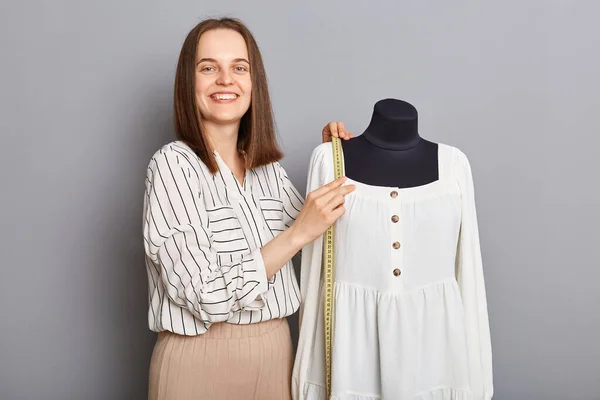 Ремесло Дизайн Швейное Оборудование Самое Необходимое Веселая Радостная Женщина Швея — стоковое фото