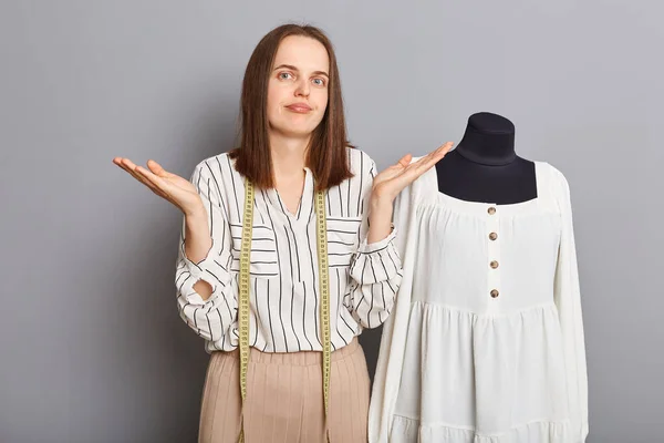 Diseñador Moda Profesional Taller Vestuario Creativo Confusa Mujer Desconcertada Costurera — Foto de Stock