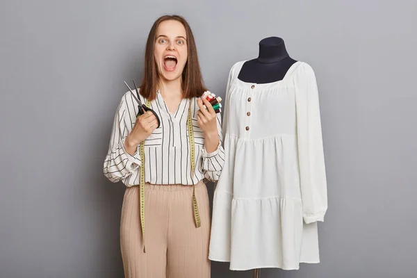 Pasión Ocupación Dressmaker Creación Prendas Personalizadas Sorprendido Mujer Excitada Costurera — Foto de Stock