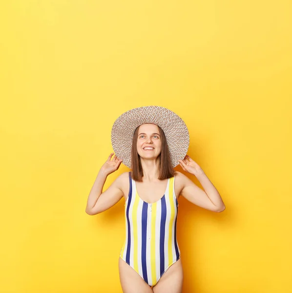 줄무늬 수영복을 기분좋은 매력적 과노란 위에서 고립된 모자를 프로모션 텍스트를 — 스톡 사진