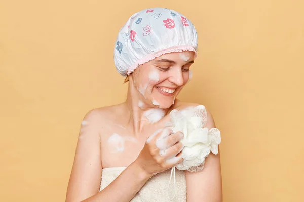 Atrakcyjny Wesoły Model Noszący Czepek Prysznicowy Ręcznik Ciele Będący Pianie — Zdjęcie stockowe