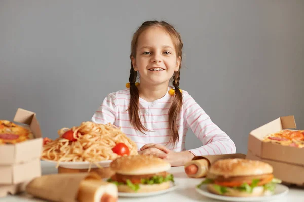 Улыбающаяся Позитивная Девчонка Брейками Сидящая Столом Едой Изолированной Заднем Плане — стоковое фото