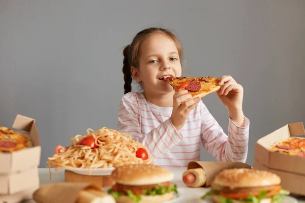 Głodny Optymistyczne Atrakcyjne Mała Dziewczynka Warkocze Siedzi Przy Stole Fast — Zdjęcie stockowe