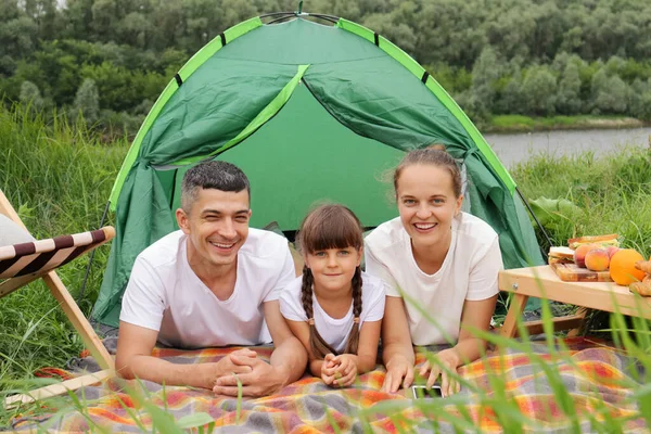 Vacanza Nella Natura Viaggio Famiglia Campeggio Viaggio Madre Figlia Padre — Foto Stock