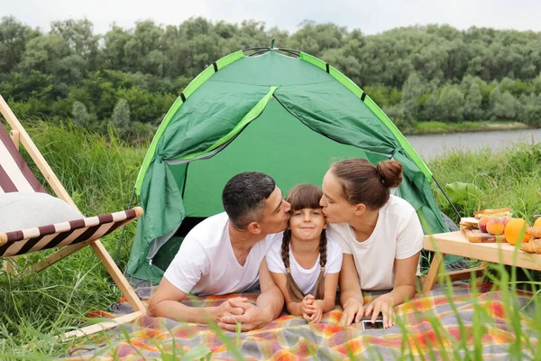 Семья Отдыхает Реки Природном Парке Лежит Земле Рядом Палаткой Наслаждаясь — стоковое фото