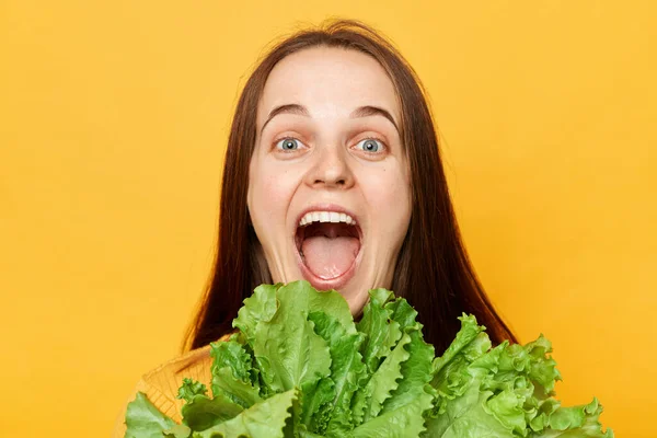 Färsk Sallad Friska Måltidsval Ekologisk Grönsaksmatlagning Spännande Kvinna Med Sallad — Stockfoto