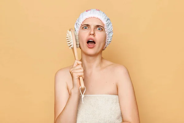 Wstrząśnięty Przestraszony Biały Kobieta Masaż Szczotka Beżowym Tle Biorąc Prysznic — Zdjęcie stockowe