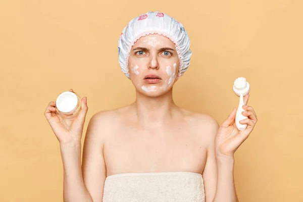 Rekolekcje Kosmetologiczne Leczenie Odmładzania Zdezorientowana Kobieta Owinięta Ręcznik Czepkiem Głowie — Zdjęcie stockowe