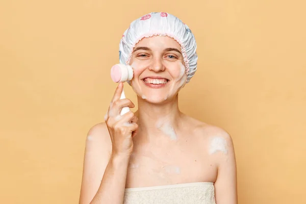 Pengobatan Kecantikan Wajah Cantik Tersenyum Bahagia Perempuan Mencuci Kulit Wajah — Stok Foto