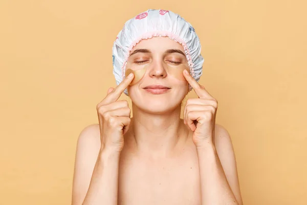Doskonałe Leczenie Kosmetologiczne Nakładanie Plastrów Zdrowa Pielęgnacja Skóry Zadowolona Kobieta — Zdjęcie stockowe