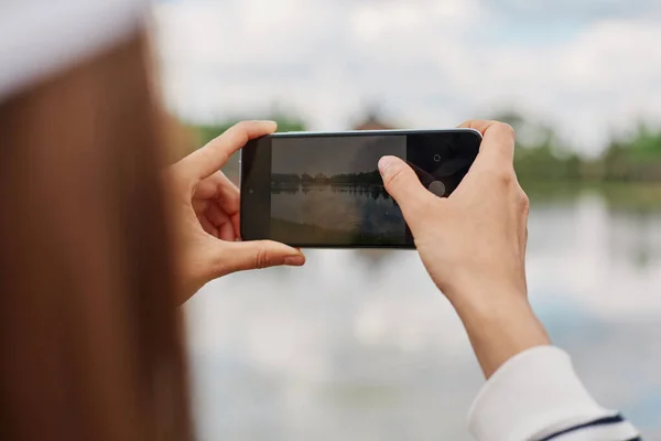 Podróżniczka Trzyma Telefon Komórkowy Robi Zdjęcia Pięknej Przyrody Rzeki Lub — Zdjęcie stockowe
