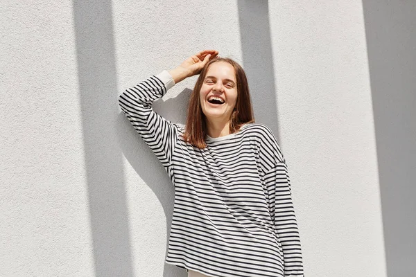 줄무늬 셔츠를 가까이에서 햇빛을 즐기며 코카서스 여성은 여름을 즐기며 웃으며 — 스톡 사진