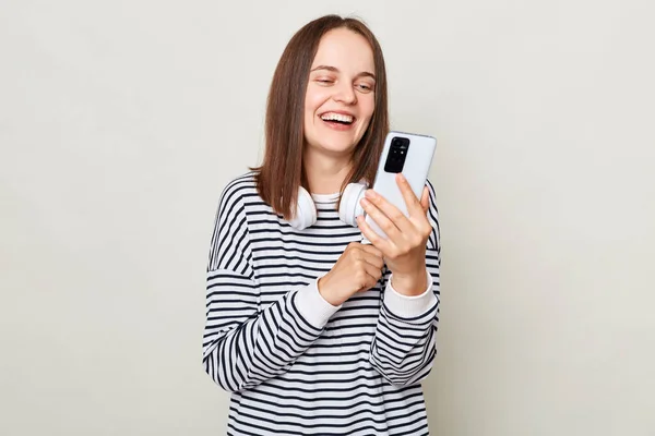 Tersenyum Wanita Tertawa Mengenakan Kemeja Bergaris Berdiri Dengan Headphone Atas — Stok Foto